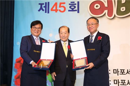 [포토]박홍섭 마포구청장, 마포세무서에 감사패 전달 