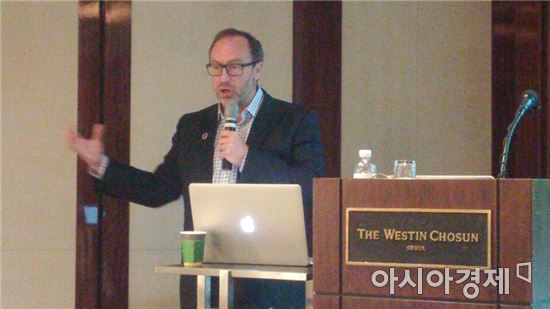 지미 웨일즈 위키피디아 공동창립자가 15일 서울 웨스틴조선호텔에서 열린 기자간담회에서 위키트리뷴을 설명하고 있다.