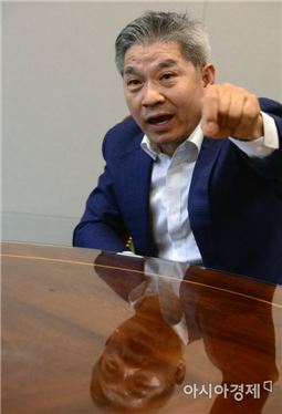 [아시아초대석]강방천 회장은 1억을 156억 만든 가치투자 1세대