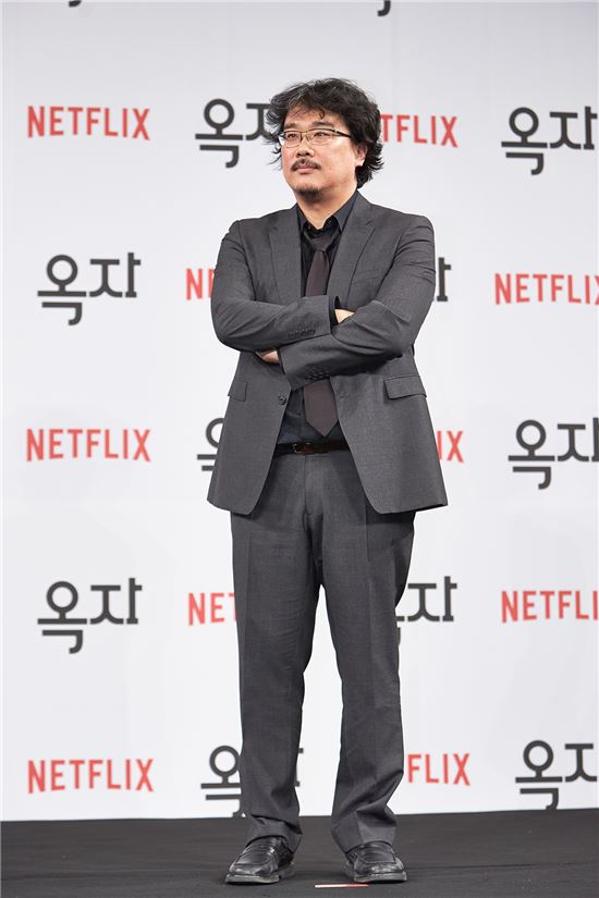 '옥자' 봉준호 감독, 칸영화제 기립박수 받았다…"넷플릭스와의 작업은 환상적"