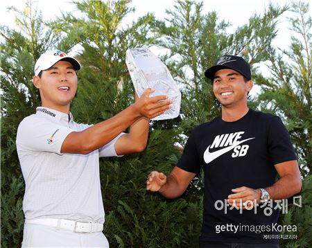 김시우(왼쪽)가 더플레이어스챔피언십 우승 직후 전년도 챔프 제이슨 데이의 축하를 받고 있다. 폰테베드라비치(美 플로리다주)=Getty images/멀티비츠