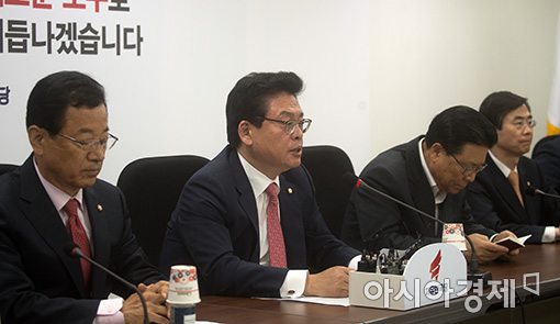 [포토]발언하는 정우택 대표대행