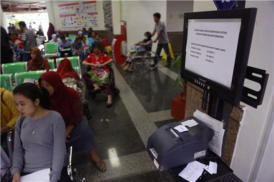 ▲랜섬웨어 공격으로 피해를 입은 기관중 하나인 인도네시아 국립암병원에서 15일(현지시간) 환자들이 진료를 기다리고 있는 모습(사진=AP연합뉴스)