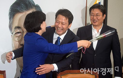 [포토]임종석 비서실장에게 장미꽃 받은 추미애 대표