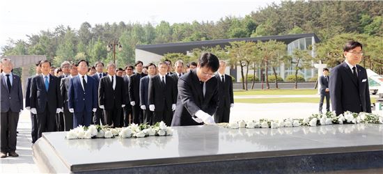 전남대 정병석 총장 등 구성원 ·총동창회,  국립5·18묘지 합동 참배