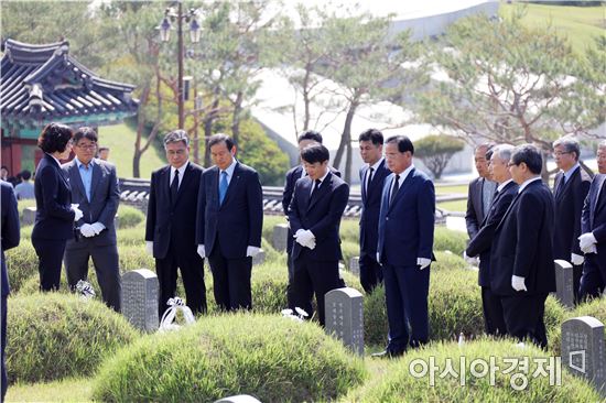 전남대 정병석 총장 등 구성원 ·총동창회,  국립5·18묘지 합동 참배