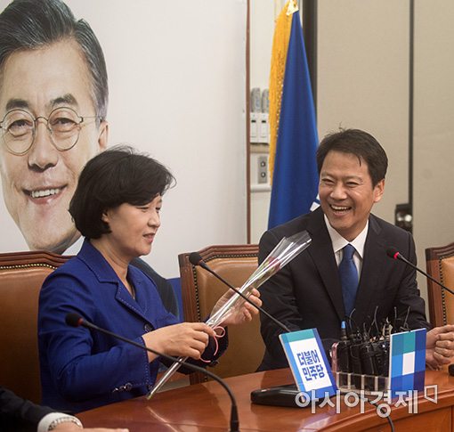 [포토]추미애, "겨우 한송이…"