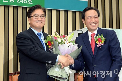 [포토]꽃다발 받은 우원식 신임 원내대표