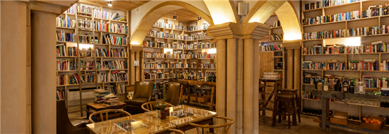 포르투갈의 작은 휴양도시 오비두스에 문을 연 'Literaryman Hotel'은 올해 말까지 장서규모를 10만 권으로 늘릴 계획이다. 사진 = theliteraryman