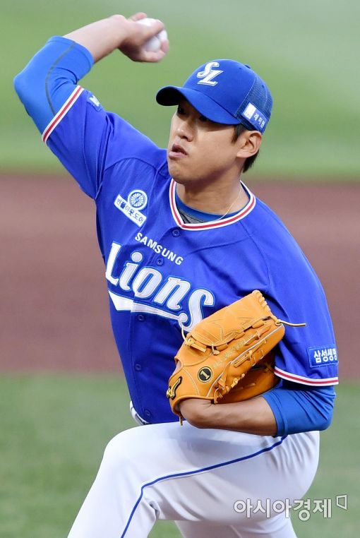 [포토]역투하는 삼성 선발 윤성환