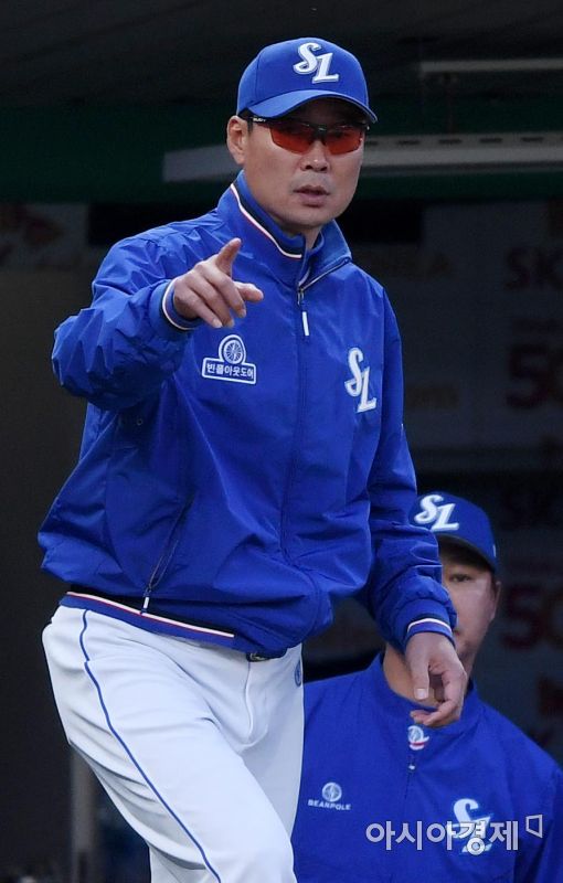 [포토]비디오 판독 요청하는 김한수 감독