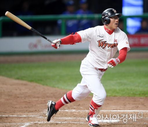 [포토]2루타 치는 SK 박정권
