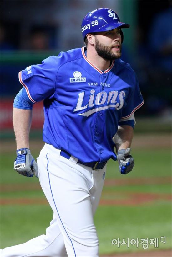 [포토]볼넷으로 출루하는 삼성 러프