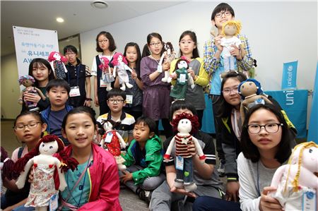 지난 16일 인천 송도동 IBS타워에서 대우건설 임직원 가족이 직접 만든 유니세프 AWOO(아우)인형을 들고 기념사진을 촬영하고 있다. 