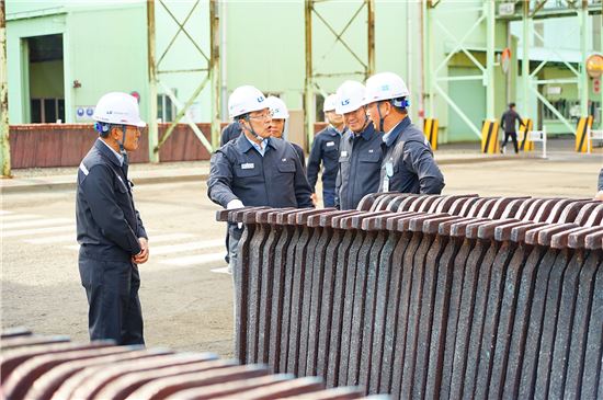 구자열 회장(사진 가운데)이 지난 15일 울산에 위치한 온산국가산업단지 내 LS-니꼬동제련을 방제련 공장에서 생산된 동판(아노드)을 보고 있다.(사진=LS)