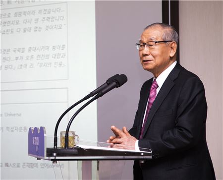 김진현 경기도경제과학진흥원 이사장이 지난달 6일 제318회 '21세기 희망의 경기포럼'에서 강연하고 있다.