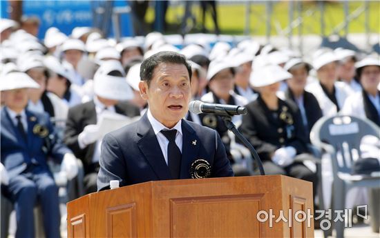[포토]5·18민주항쟁 기념 추모제에서 추모사하는 윤장현 광주시장
