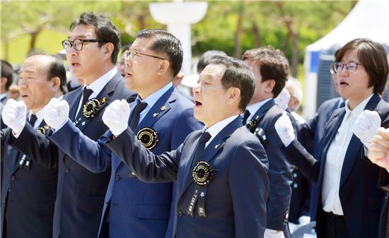 [포토]‘임을 위한 행진곡’ 제창하는  윤장현 광주시장 등 참가자들