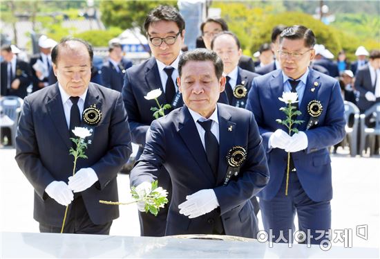 [포토]5·18민중항쟁 기념 추모제,헌화·분향하는 윤장현 광주시장