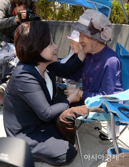 [포토]위안부 피해 할머니 앞 무릎 꿇은 심상정