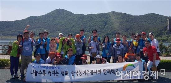 한국농어촌공사는 17일 장애우 요양시설인 나주계산요양원 장애우 20여명과 함께 전남 영광군에 위치한 불갑저수지 일대에서 봄나들이 봉사활동을 펼쳤다.