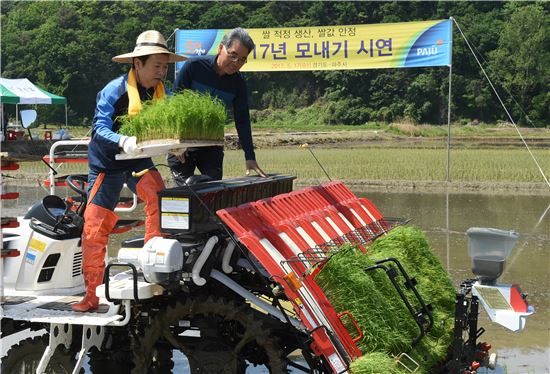 남경필지사 파주 농가서 모내기 시연