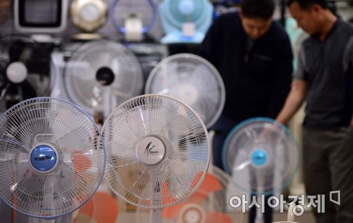 [포토]때이른 더위에 여름가전 찾는 시민들