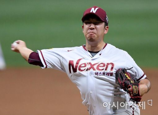 [포토]역투하는 넥센 선발 신재영