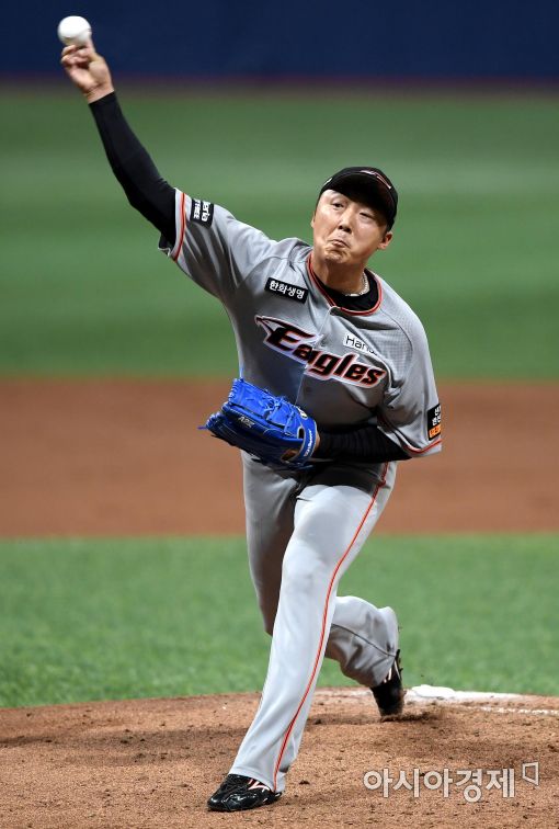 [포토]역투하는 한화 선발 배영수