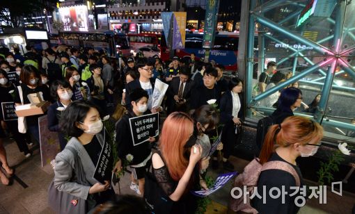 "두려움이 용기로"…강남역 살인사건 1주기 추모식 800여명 몰려