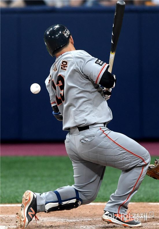 [포토]사구 맞는 한화 최재훈