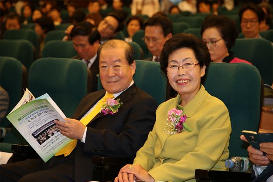 세계부부의 날을 맞아 박홍섭 마포구청장과 차경애 여사는 ‘올해의 구청장 부부상’으로 선정됐다.