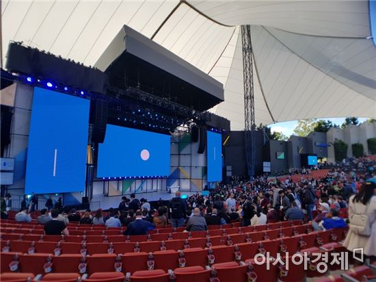 [구글I/O]기조연설 입장하며 '환호성'…개발자 축제 '구글 I/O' 개막