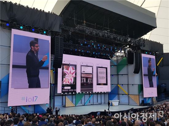 17일(현지시간) 쇼라인 앰피시어터에서 열린 구글 연례개발자회의 I/O 2017에서 순다 피차이 구글 CEO는 '구글 렌즈'를 출시할 계획이라고 밝혔다.