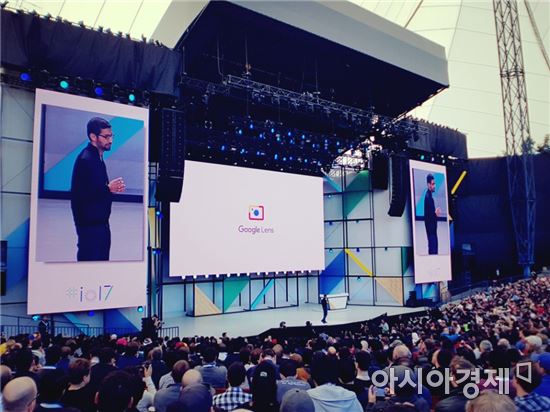 17일(현지시간) 쇼라인 앰피시어터에서 열린 구글 연례개발자회의 I/O 2017에서 순다 피차이 구글 CEO가 '구글 렌즈'를 공개했다.