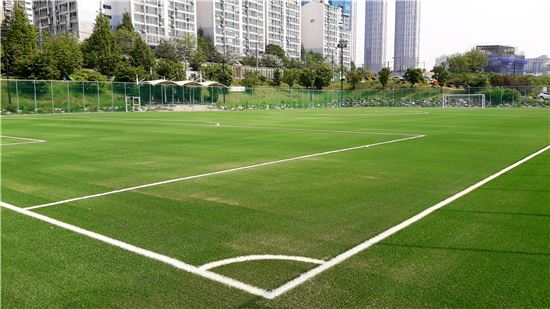 한강변 최초 축구전용 인조잔디축구장 개장