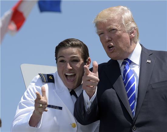 도널드 트럼프 미국 대통령이 17일(현지시간) 해안경비사관학교 졸업생과 기념 사진을 찍고 있다. (사진=AP연합)