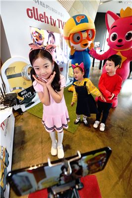 KT는 18일 서울 광화문 KT스퀘어에서 세계 최초 IPTV 하이퍼 VR 서비스인 ‘TV쏙’을 선보였다. KT스퀘어에 마련된 체험존에서 홍보모델이 아이가 TV 속으로 쏙 들어가는 TV쏙 서비스를 시연하고 있다.