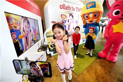 KT는 18일 서울 광화문 KT스퀘어에서 세계 최초 IPTV 하이퍼 VR 서비스인 ‘TV쏙’을 선보였다. KT스퀘어에 마련된 체험존에서 홍보모델이 아이가 TV 속으로 쏙 들어가는 TV쏙 서비스를 시연하고 있다.