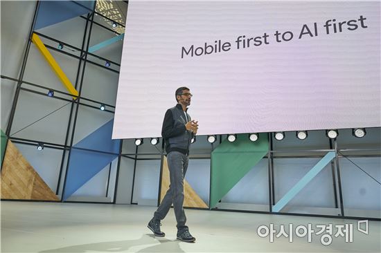 17일(현지시간) 샌프란시스코 마운틴뷰 쇼라인 앰피시어터에서 열린 구글 연례 개발자회의 'I/O 2017'에서 순다 피차이 구글 CEO는 "우리는 '모바일 퍼스트'에서 'AI 퍼스트'로의 이동을 목격하고 있다"고 말했다.(사진제공=구글)