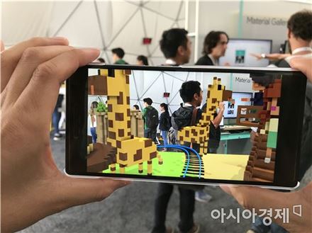 구글 I/O에 마련된 샌드박스에서 'T리얼' 콘텐츠를 시연하는 모습