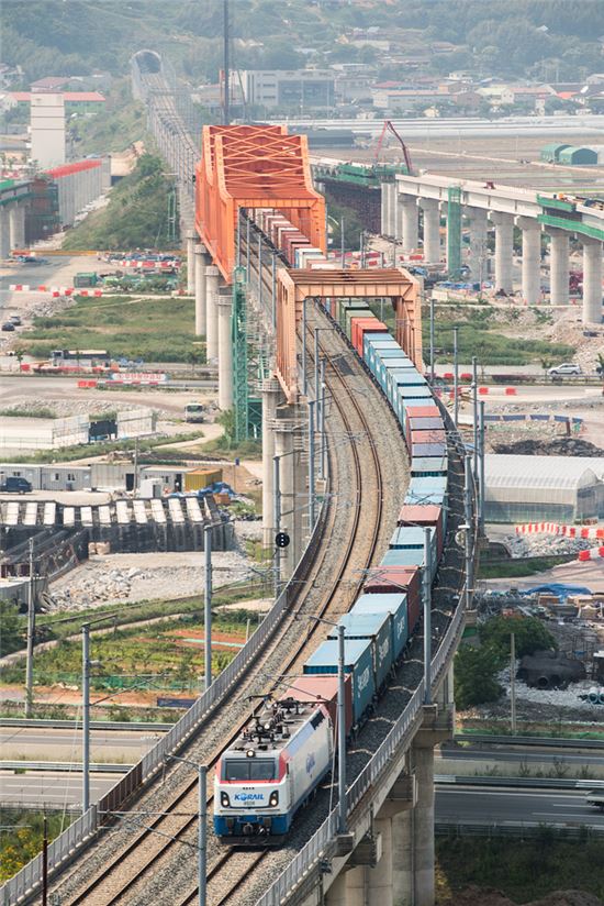 화차 80량을 연결한 장대 화물열차가 부산신항역~진례역 구간에 시험운행을 하고 있다.