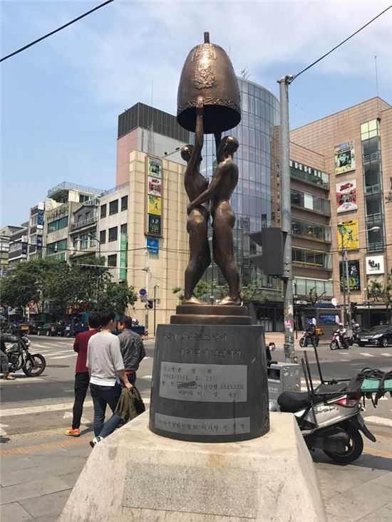 충무로 명보사거리에 있는 대종상 기념탑