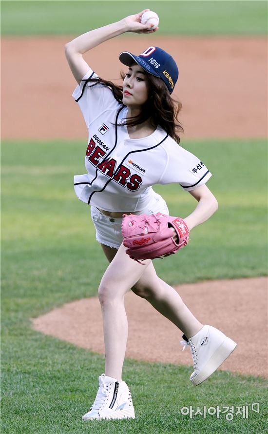 [포토]시구하는 가수 설하윤