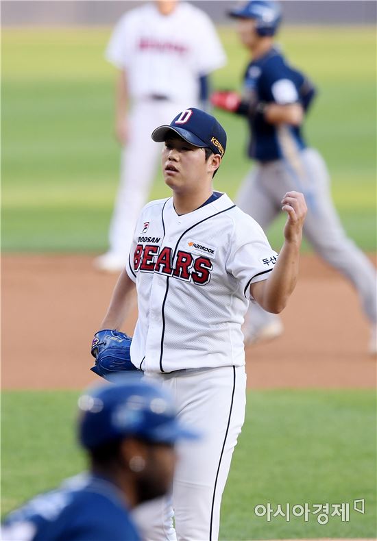 [포토]함덕주, '연속 볼넷으로 만루 위기'