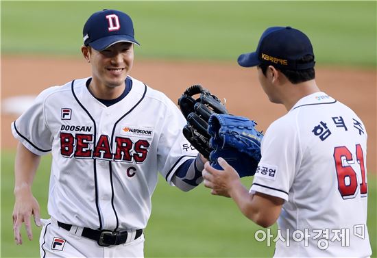 [포토]김재호, '수비 밎고 자신있게 던져!'