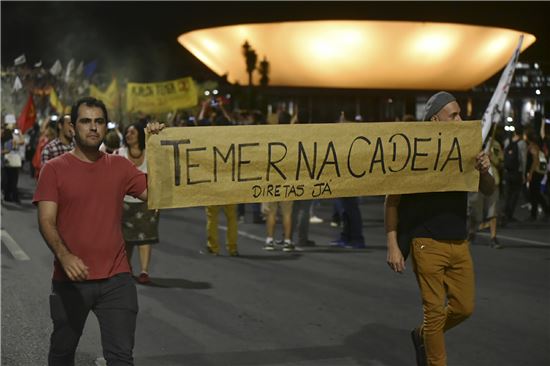 18일(현지시간) 브라질 주요 도시에서 부패 스캔들에 휘말린 미셰우 테메르 대통령에 대한 탄핵을 요구하는 시민들이 거리로 나와 "테메르를 구속하라"는 구호를 외치며 시위하고 있다. (사진=AP연합)
