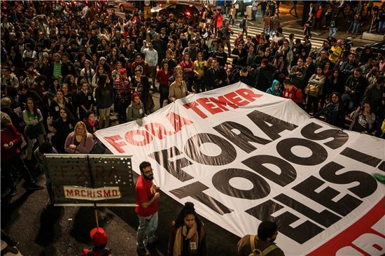 테메르 대통령에 대한 탄핵을 요구하는 브라질 국민들. (사진=EPA연합)