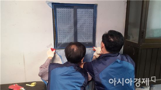 17일 서울 금천구 독산3동 한 주택가에서 '돌진사' 멤버들이 방충망 설치 봉사활동을 하고 있다. 