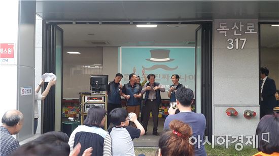 17일 저녁 서울 금천구 독산3동 주민센터에서 '돌진사' 멤버들이 가족노래자랑에 참가해 노래를 부르고 있다. 